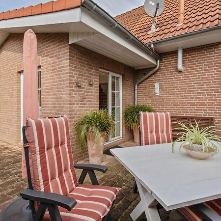 Enticing Holiday Home In Oldenburg With Garden Near Sea Dannau ภายนอก รูปภาพ